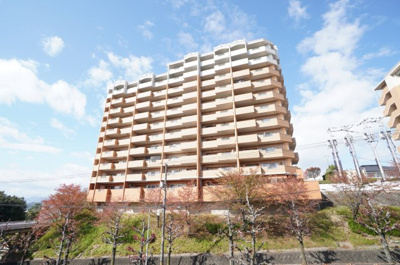 【外観】 | 【上質リノベ】パークヒルズ高陽グランドステージ | 【耐震性】
耐震性の高さを判断するポイントは、
建築確認申請日が1981年6月1日以降の
新耐震基準に適合しているかどうか。
震度６程度の大地震でも
建物が崩壊しないレベルが基準になりました。