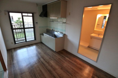 【居間・リビング】 | セピアコート山本 | こちらのリビングで趣味の時間をお楽しみください