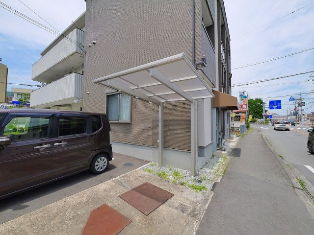 ディアコートイコマのその他共用部分|屋根付きの駐輪場です