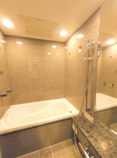 【外観】 | 【 Living　room 】
木の暖かさを感じられ、団欒とした生活を送ることができるリビングルーム。気持ちのいい日の光の下、ゆっくりとしたくつろげる時間を楽しみませんか？