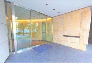 【展望】 | 【 View 】
木の暖かさをより感じさせてくれる太陽の光、一日の始まりを心地よく演出してくれます。窓から入る気持ちのいい風で、活力がみなぎることでしょう。