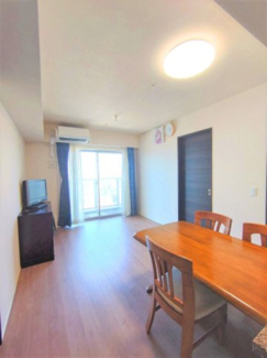 【エントランス】 | 【 Entrance 】
居住者の帰りを最初に待っていてくれるエントランス。その壮大な佇まいとは裏腹に、入ると静寂な空間が続いています。プライベートがしっかりと守られている証です。