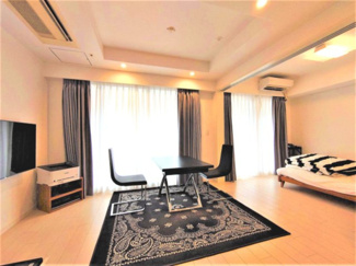 【外観】 | 【 Living　room 】
木の暖かさを感じられ、団欒とした生活を送ることができるリビングルーム。気持ちのいい日の光の下、ゆっくりとしたくつろげる時間を楽しみませんか？