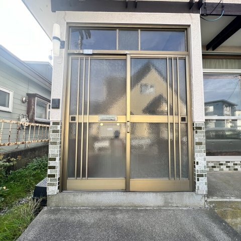 室蘭市高砂町2丁目3-17戸建のエントランス