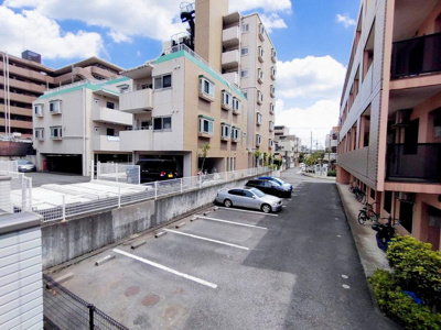 【展望】 | ◆夢にまで見た広々LDK２０帖超え！Wカースペース×収納豊富×陽当たり良好◆藤沢市石川６丁目 | 南側が近隣マンションの駐車場の為、陽当たりも期待できそうです♪