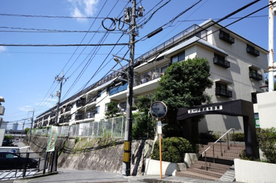 【外観】 | 【上質リノベ】コープ野村牛田東 | 【耐震性】
耐震性の高さを判断するポイントは、
建築確認申請日が1981年6月1日以降の
新耐震基準に適合しているかどうか。
震度６程度の大地震でも
建物が崩壊しないレベルが基準になりました。