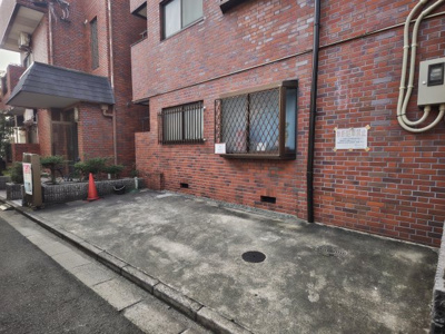 【駐車場】 | 栄光サンプラザⅡ | 車をお持ちの方に嬉しい駐車場付きの物件です