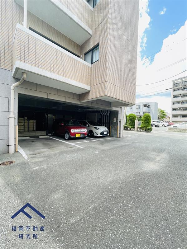 ファーネスト荒江の駐車場