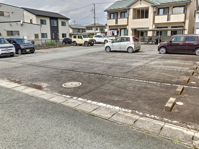 バリュージュAの駐車場