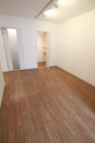 GRIDDERの居間・リビング|同間取り別部屋の参考写真です。