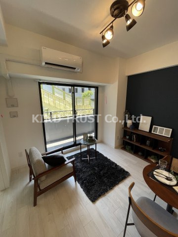 レクシア天神西町の居間・リビング|こちらのリビングで趣味の時間をお楽しみください