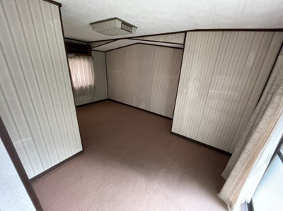 【洋室】 | 中古戸建　岩国市由宇町南３丁目 | ゆったりした洋室です。