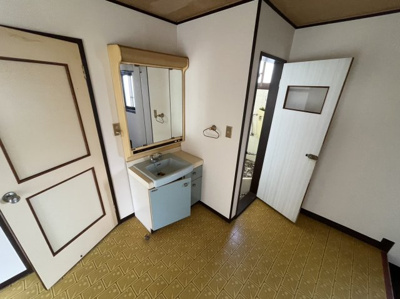 【洗面所】 | 中古戸建　岩国市由宇町南３丁目 | 使いやすい洗面所です。