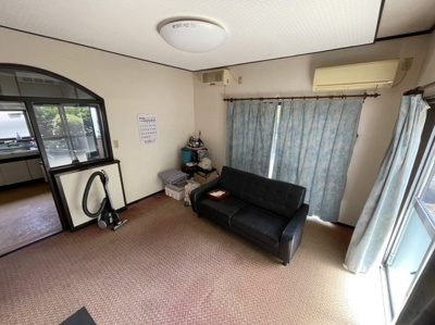 【洋室】 | 中古戸建　岩国市由宇町南３丁目 | 落ち着いた色調の洋室です。