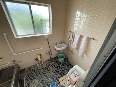 【洗面所】 | 中古戸建　岩国市由宇町南３丁目 | スペースが確保できる洗面所です。