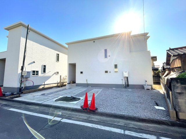 新築　前橋市青柳町　GRAFARE　1号棟の駐車場|現地写真　駐車スペースは建物北側に並列3台分可能です！					
