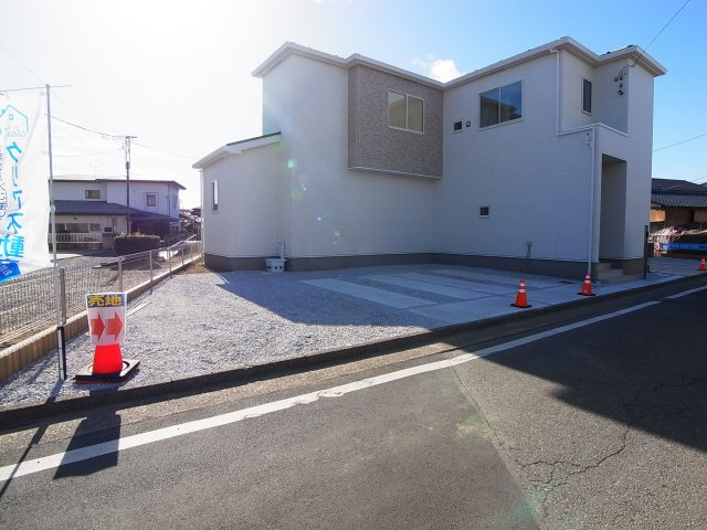 新築　前橋市青柳町　GRAFARE　2号棟の駐車場|現地写真　駐車スペースは建物北側に並列3台分可能です！					
