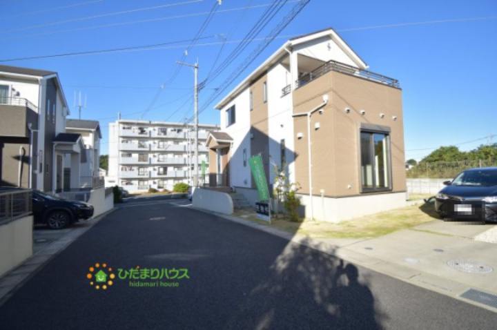 桶川市坂田　中古一戸建ての前面道路含む現地写真