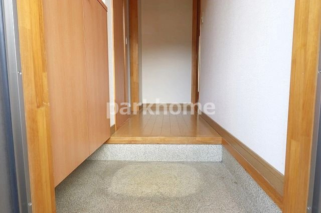 カーサNAKANOの玄関|収納もある玄関です