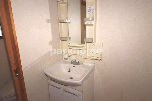 カーサNAKANOの独立洗面台|独立洗面台、小物を置くことができて便利です