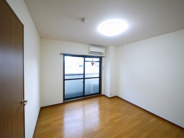 杉ヶ町北ビルの寝室|明るい洋室です。