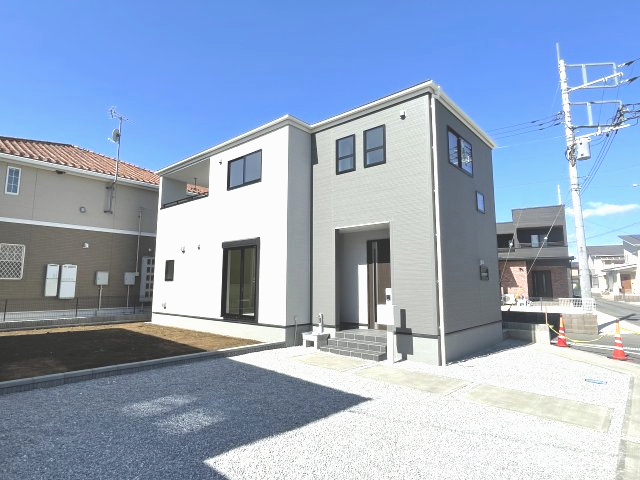 藤岡市藤岡第32（全1棟）1号棟の外観|隣地との距離も保ちながらも綺麗な街並みに溶け込みました！
駐車スペースやお庭も十分に確保しています！