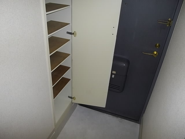 プラーティット本中山の玄関