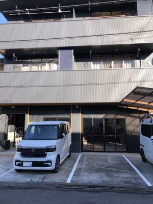 【外観パース】 | 中野マンション | 2台の車が駐車できます。