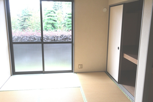 サンウイング【キャッシュバック対象物件】の和室|畳の上でゆっくりとくつろげる和室です