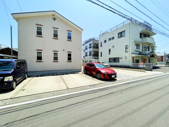 4_SEASONSの駐車場