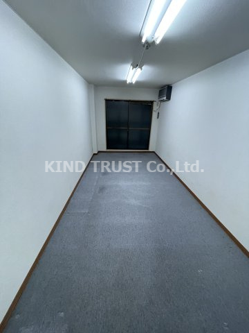 サンウイング南森町の居間・リビング|こちらのリビングで趣味の時間をお楽しみください