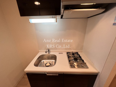 【キッチン】 | ファステート大阪ドームシティ | 作業しやすいライト付きでまな板置き場もあります！