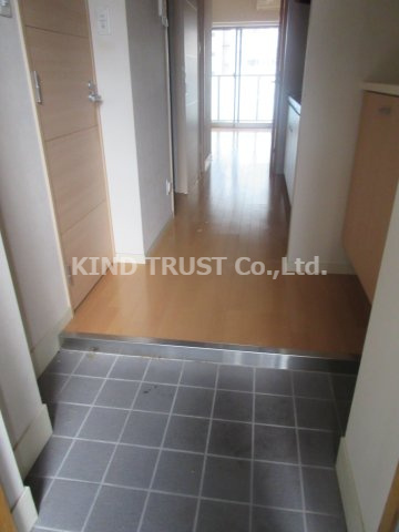 近江レジデンス4号館の玄関