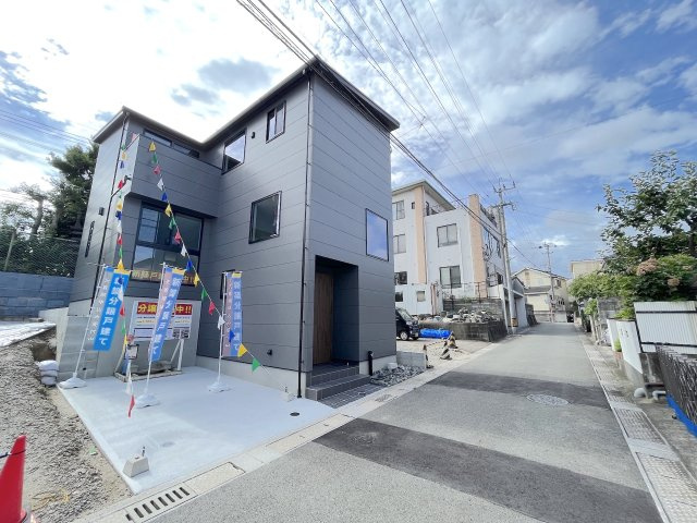紅葉ヶ丘西３丁目戸建の前面道路含む現地写真