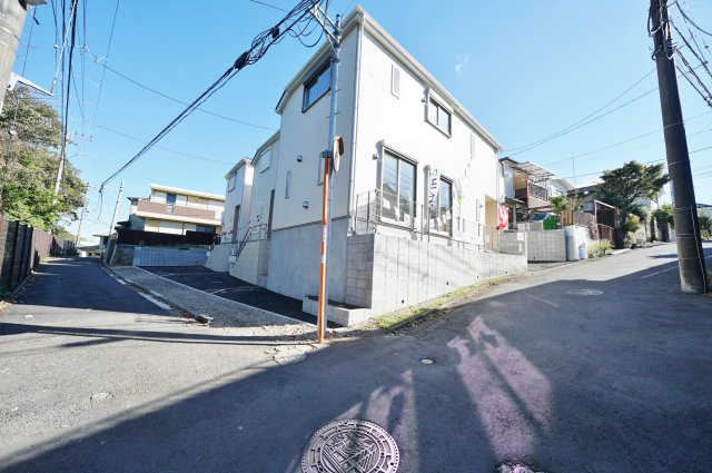 【保土ヶ谷区桜ヶ丘1丁目50-21全３棟新築戸建て3号棟】★仲介手数料無料★（桜台小学校・岩崎中学校）の前面道路含む現地写真|周辺は落ち着いた雰囲気の住宅街です