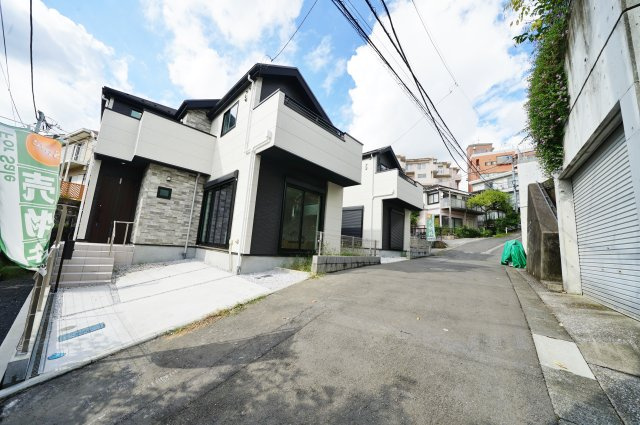 【保土ヶ谷区桜ヶ丘2丁目2-30全２棟新築戸建て２号棟】★仲介手数料無料★（桜台小学校・岩崎中学校）の前面道路含む現地写真