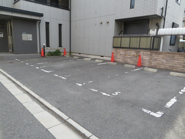 エムアールメゾンの駐車場