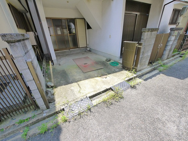 金屋戸建（金屋62-15）の駐車場|駐車場があります