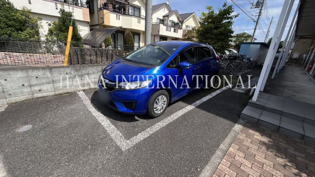 レオパレスゴールデンピラの駐車場