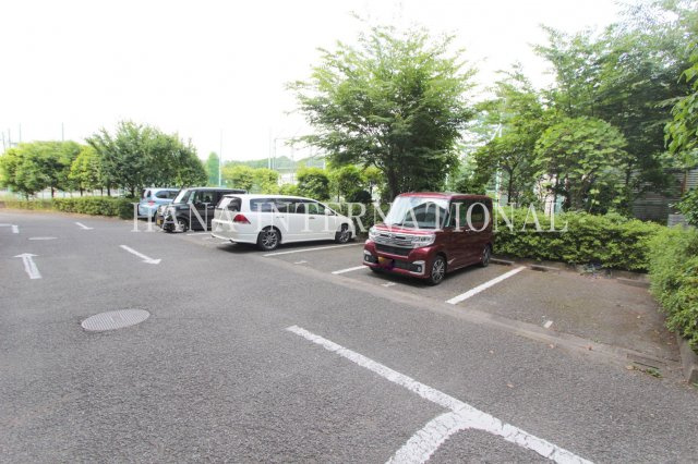 アーデンコートつつじヶ丘Ａ棟の駐車場
