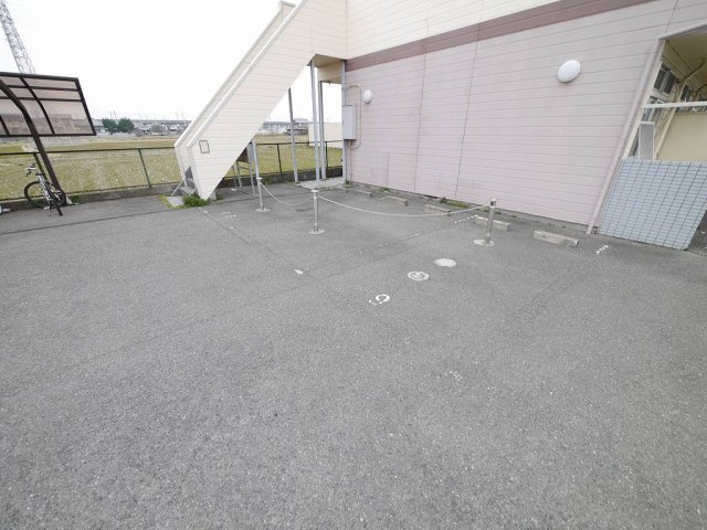メゾン六番館の駐車場