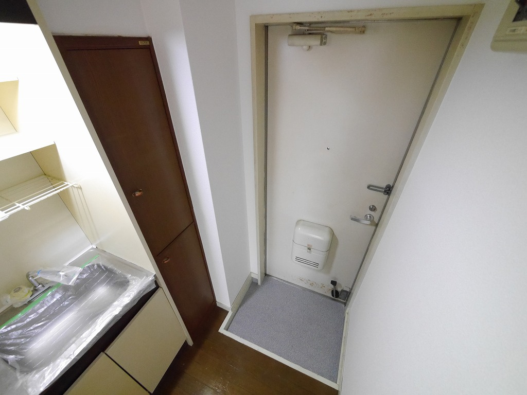 メゾン六番館の玄関
