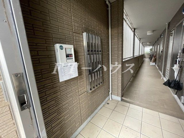 船橋市薬円台５丁目のアパートのロビー