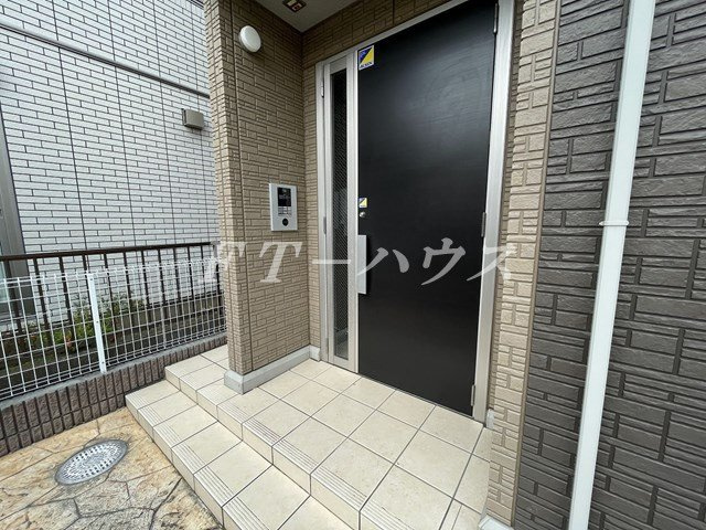 船橋市薬円台５丁目のアパートのエントランス