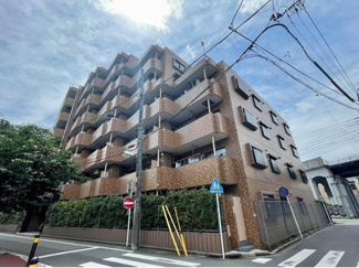 【外観】 | 外壁が周囲の街並みと青空に生えるお洒落な仕上がり！周囲には高い建物のないエリア。青い空が大きく感じますね。