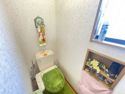【トイレ】 | 貝沢町　中古戸建 | ■壁紙もおしゃれなトイレです！