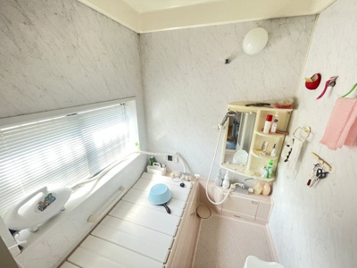 【浴室】 | 貝沢町　中古戸建 | ■窓も大きくきれいなお風呂です！
