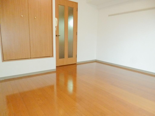 【内装】 | サンライズコスモスⅢ | 2面採光。※同設備の別室写真を使用しております。