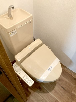 【トイレ】 | サンライズコスモスⅢ | 温水洗浄便座。※同設備の別室写真を使用しております。