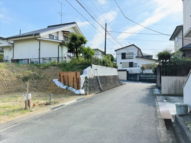 八王子市　南陽台　建築条件無し売地の前面道路含む現地写真|～南側5ｍ公道に面しているので駐車もしやすいです～